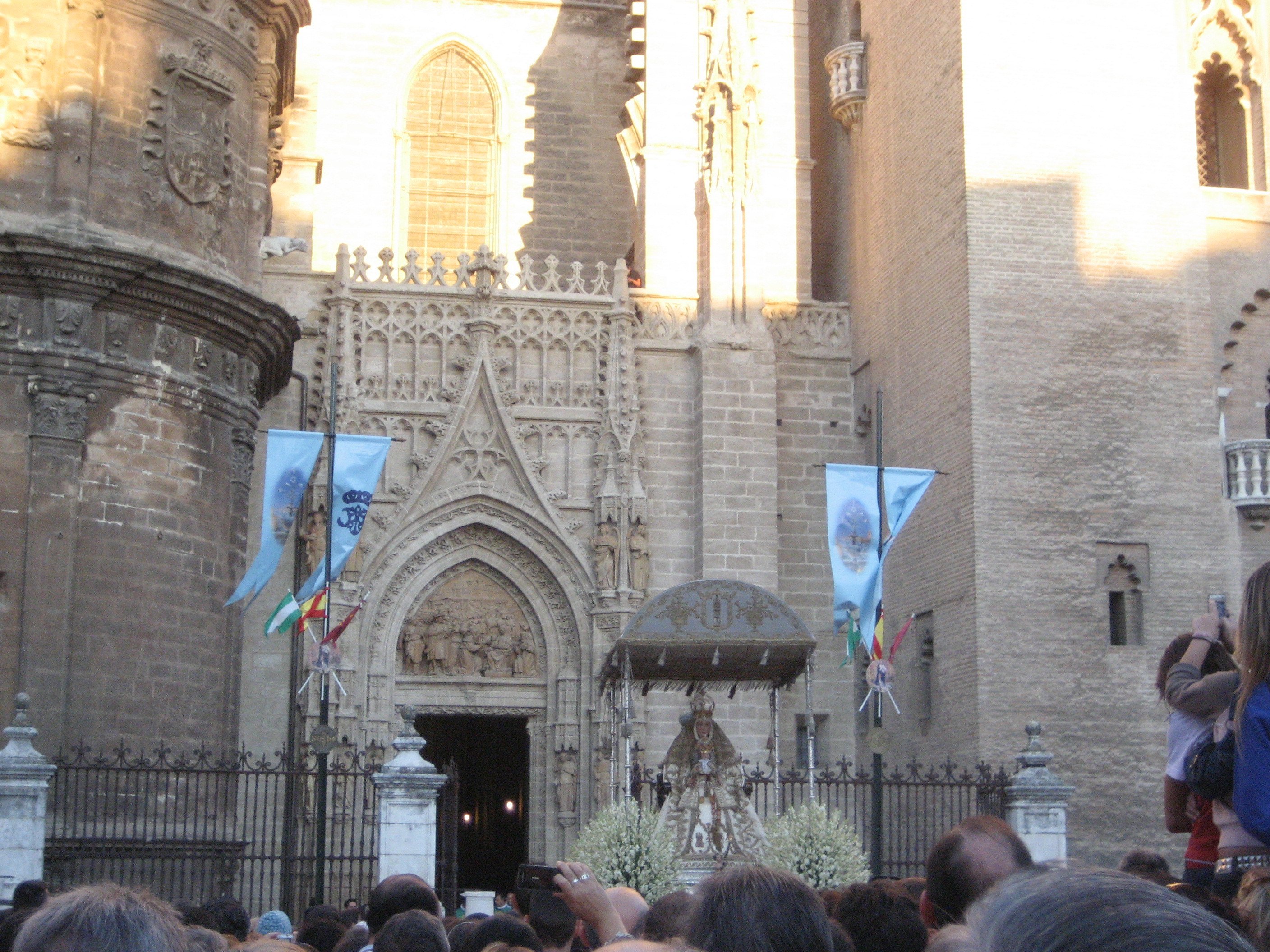virgen-de-los-reyes-a-su-salida.jpg
